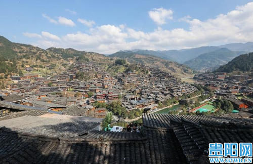 春节小长假，贵州西江苗寨景区人气旺