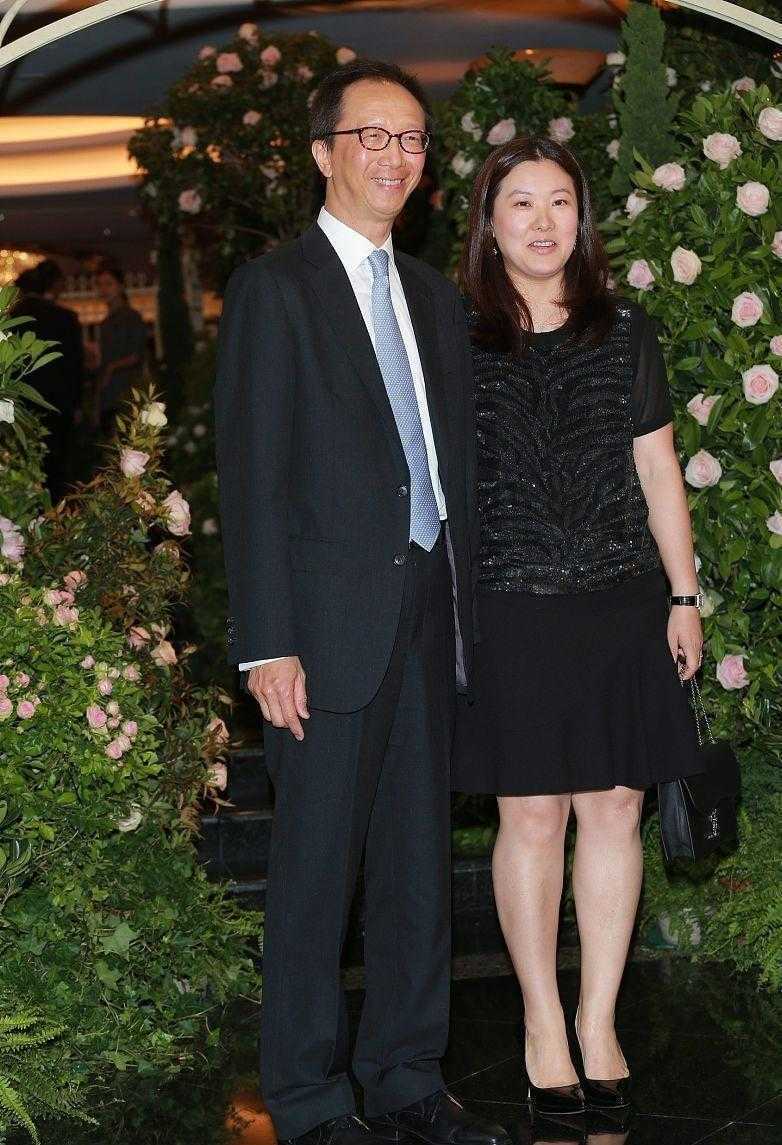 贵妇范|伏明霞“阿姨辈”最有贵妇范的,穿拼接连衣裙出席活动,高贵优雅