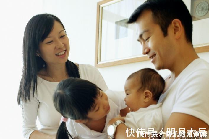 天生|“天生熊孩子”火遍全网,刚出生就“手欠”,美女护士哭笑不得