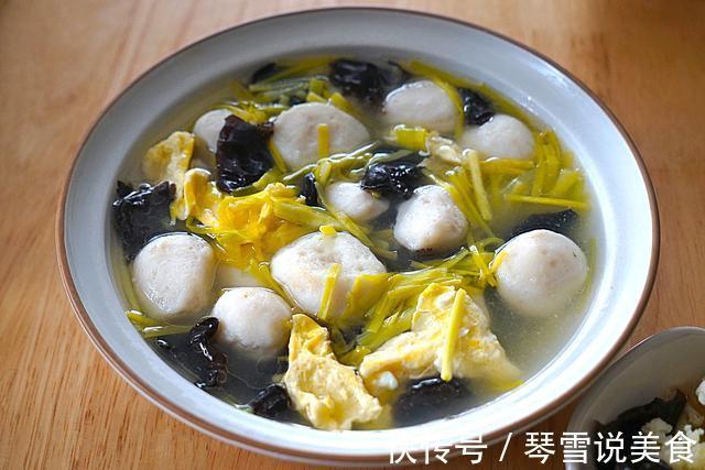 晒苏北一家四口的午餐，4菜1汤全家吃到撑，网友看了却说太抠门！