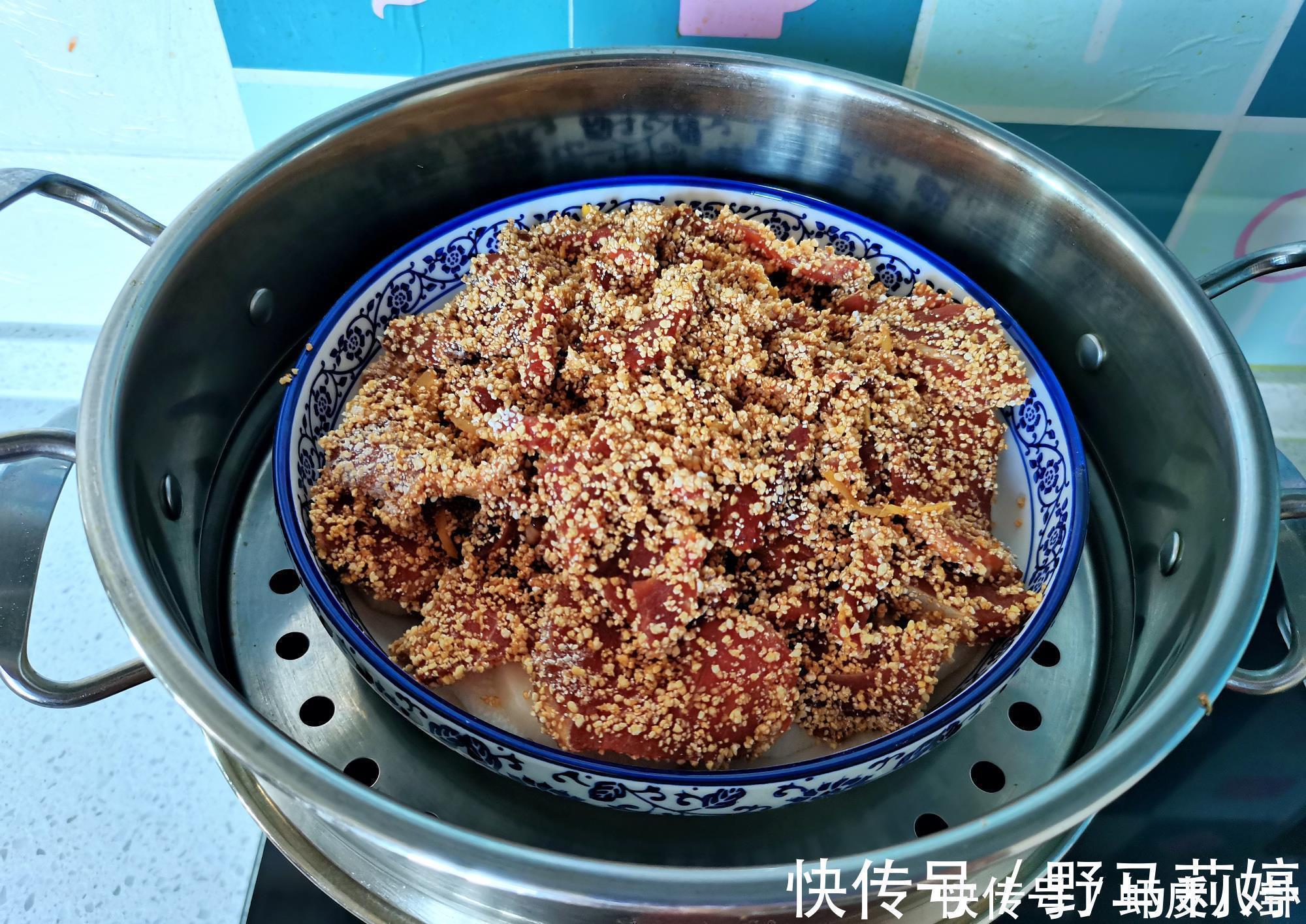 一家三口人的午餐,粉蒸肉、拌白菜,网友:这是什么搭配