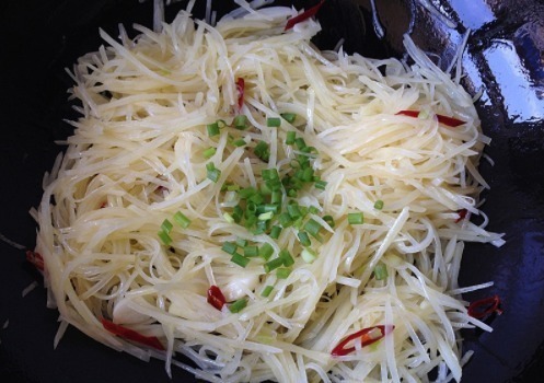 原来炒土豆丝,饭店大厨是这样放的醋,难怪那么好吃!