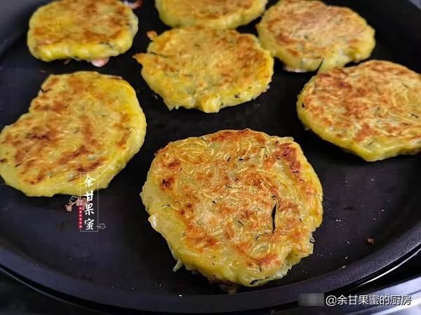 鲜香|末伏烙饼吃，将这食材擦丝加粉再加点虾仁，煎一煎软糯鲜香，赞