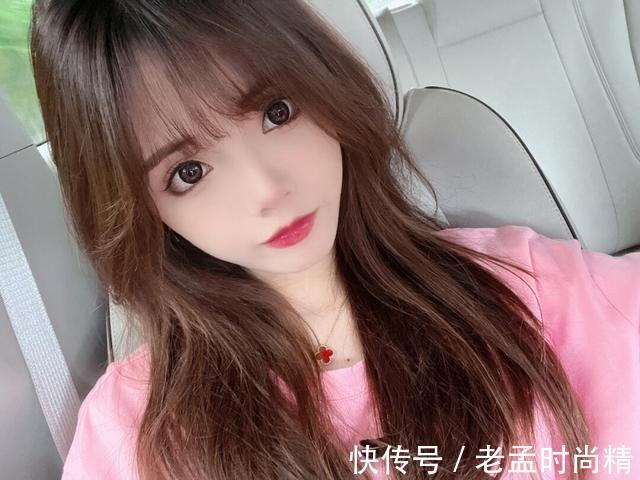 美女 大家喜欢女人的浓妆吗?美女粉色T恤搭配披肩长发,也挺好看的