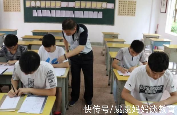 学生$初中生自创“饺子字体”走红,圆滚滚十分可爱,阅卷老师十分喜欢