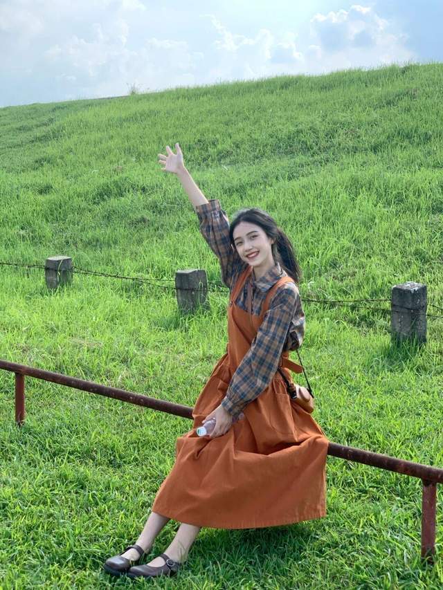 上衣|早秋穿这些就够了!牛仔背带裙+红色条纹上衣,实用又百搭