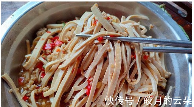 大鱼大肉|夏季，吃肉不如吃豆丝，富含蛋白质汤里煮一煮，8元做一盘，香嫩！