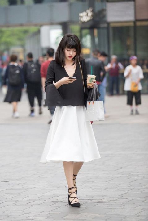街拍:小仙女经典的黑白配,时尚大方,尽显低调冷艳的美