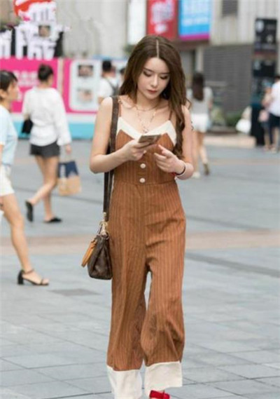 时尚|街拍简洁大方的小姐姐,秀出青春活力范,彰显诱人身材
