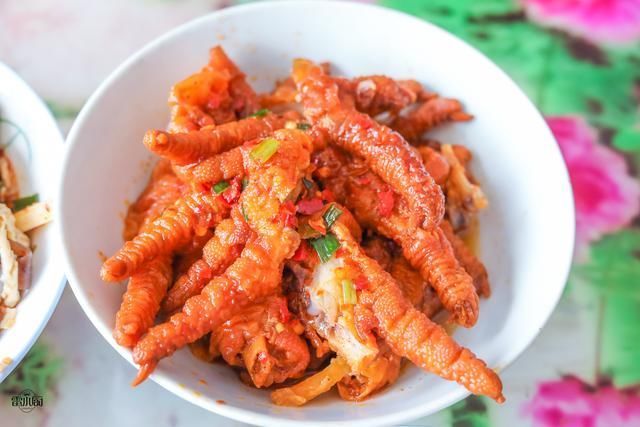 三爷爷家请吃饭,满满一桌农家菜,煮了2锅米饭,大伙吃了个精光