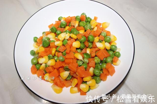 没回娘家，没回婆婆家，和女儿两个人，在异乡的一顿年夜饭，心酸