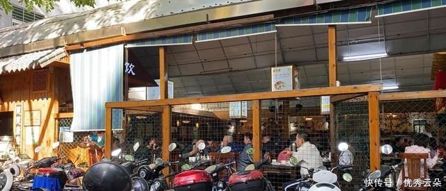 这个地方的人一整天都泡在“茶”里,原来喝茶不止为茶还有别的