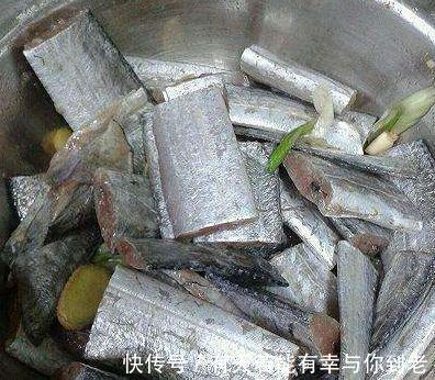 带鱼|煎带鱼时,别再裹面糊了,这么做才是正确方法,外酥里嫩