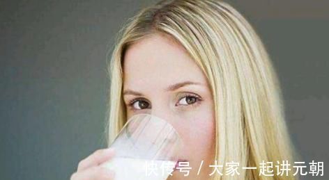 睡眠质量|每天喝一杯牛奶对身体有好处,是早上喝好,还是晚上喝好呢?