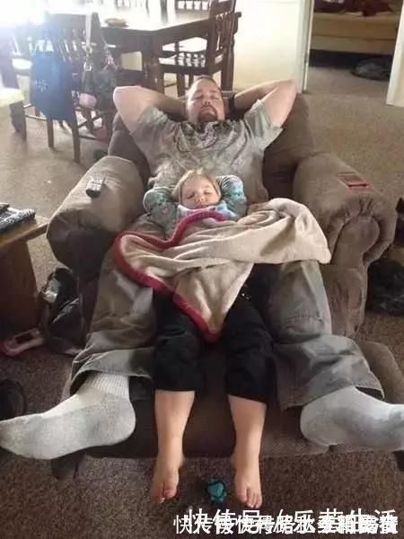 宝宝|爸爸陪娃睡觉,醒后发现娃不见了,吓坏了赶紧找,结果自己都乐了