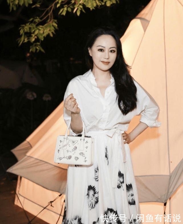 碎花|章小蕙有名媛气质,穿碎花“大妈裙”也不俗气,看着不像快60的人