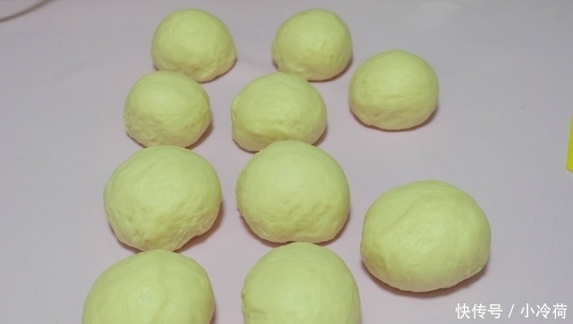 自制面包乐趣多,加上炼乳和葡萄干,又香又软味道赞,做法分享