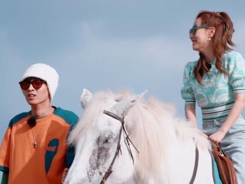 周九良 秦霄贤变“白马王子”,牵马时手放位置太抢镜,和白冰戴同款墨镜引争议