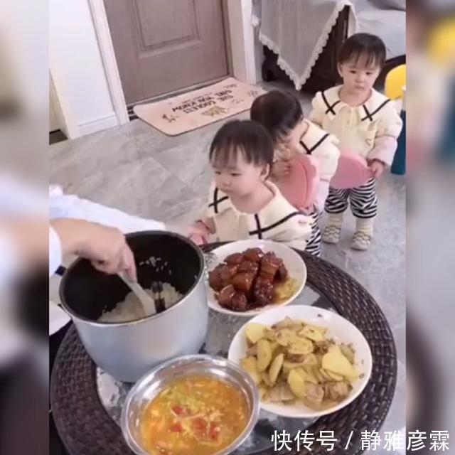 多胎|三胞胎宝宝排队“打饭”火了,网友爸爸的有序管理真的是很到位