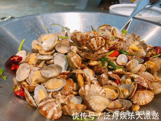 沂蒙炒鸡|老丈人办升学宴,我随礼一千元,看看他安排的这桌菜,值多少钱