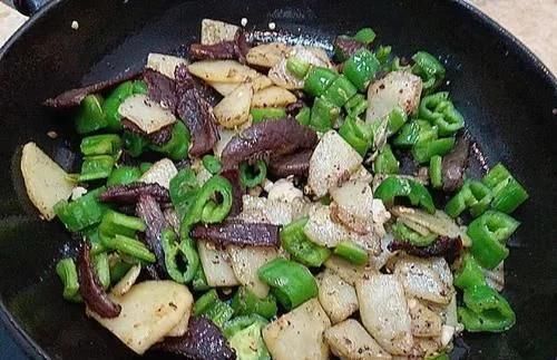 土豆和它一起炒,吃着比肉香,家人都爱吃,太解馋了