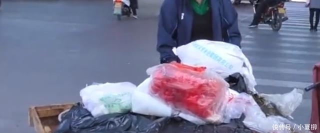  大爷桥底下卖“10元自助”15个菜随便吃,顾客吃肉吃到不好意思