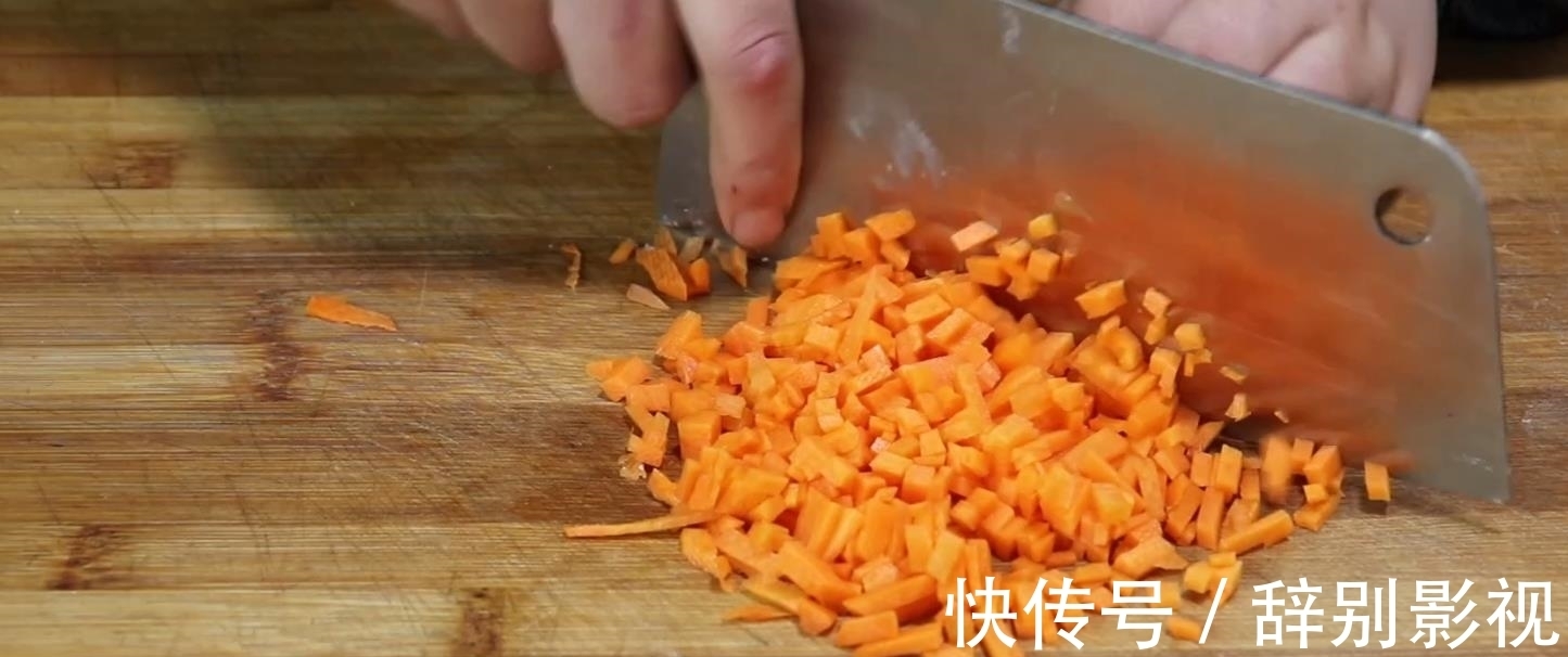 大厨教你豆腐扔进蛋液，擀面杖一压，天天吃都不腻，上桌就被吃光