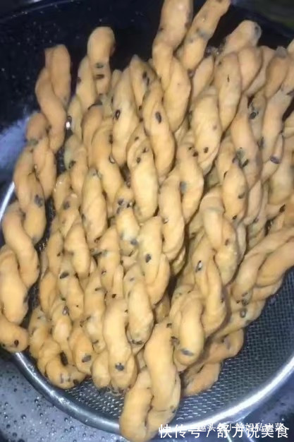一碗面粉，教你做酥脆小麻花，学会不用出去买，上桌吃光，真好吃
