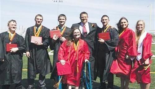 麦考伊|首例7胞胎每日喝42瓶奶粉、用52片尿布,如今长大了个个出众