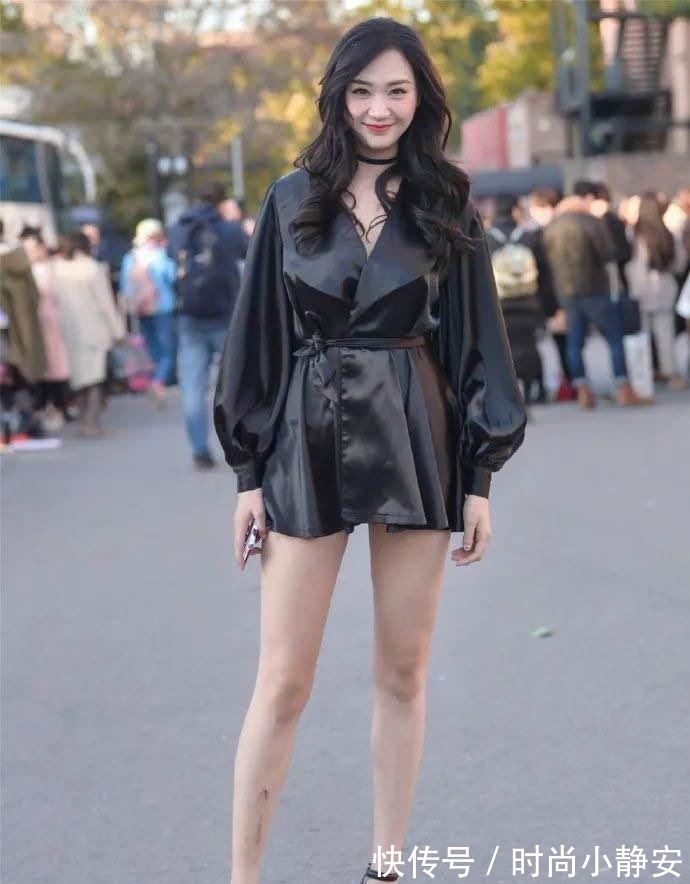 穿搭 “皮衣裙”虽然闷热，但是为了展现“铅笔腿”，贵妇这也是蛮够拼的