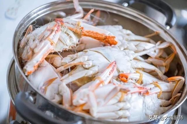 清蒸梭子蟹|8月该吃梭子蟹了,清蒸牢记4点,饱满紧实不掉腿,营养鲜美不流黄