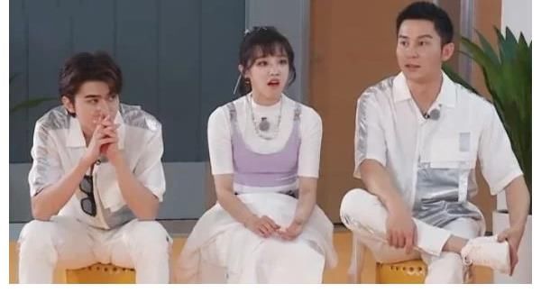 b《奔跑吧》宋雨琦和baby穿同款裙子，坐姿对比，谁是女汉子很明显