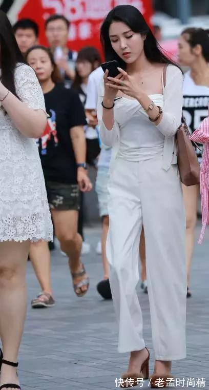 长裤 街拍:动人的容颜不俗不凡穿白色长裤的性感漂亮美女