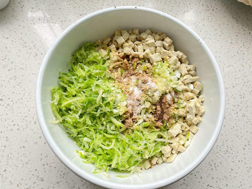 老妈闺女家小住，点餐要求吃菜卷子，女儿蒸了两大锅，全家吃美了