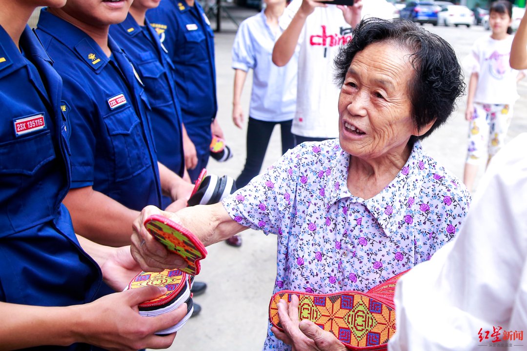 消防|40年送出13000多双！这位“布鞋奶奶”走了，各地消防接力悼念......