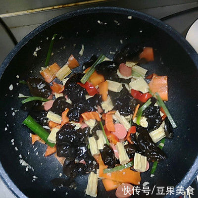 这道腐竹木耳炒火腿，汤汁都要舔干净