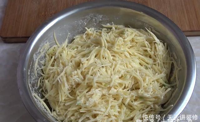 土豆饼最简单的做法,10分钟做好,金黄酥脆,解决了全家人的早餐