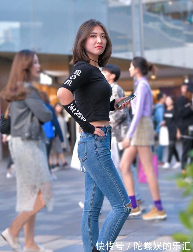 美女|身材修长的打底裤美女,增加造型层次感,真佩服她
