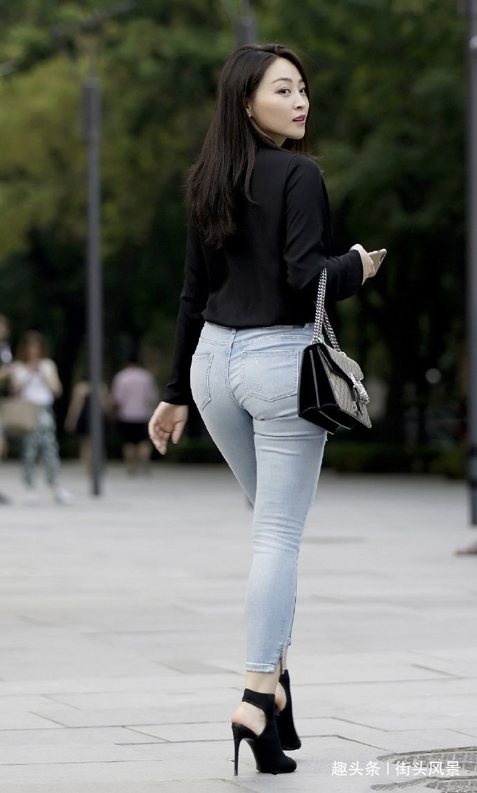 身型 “臀宽”比肩宽的小姐姐,穿上紧身的牛仔裤体态知性优雅!