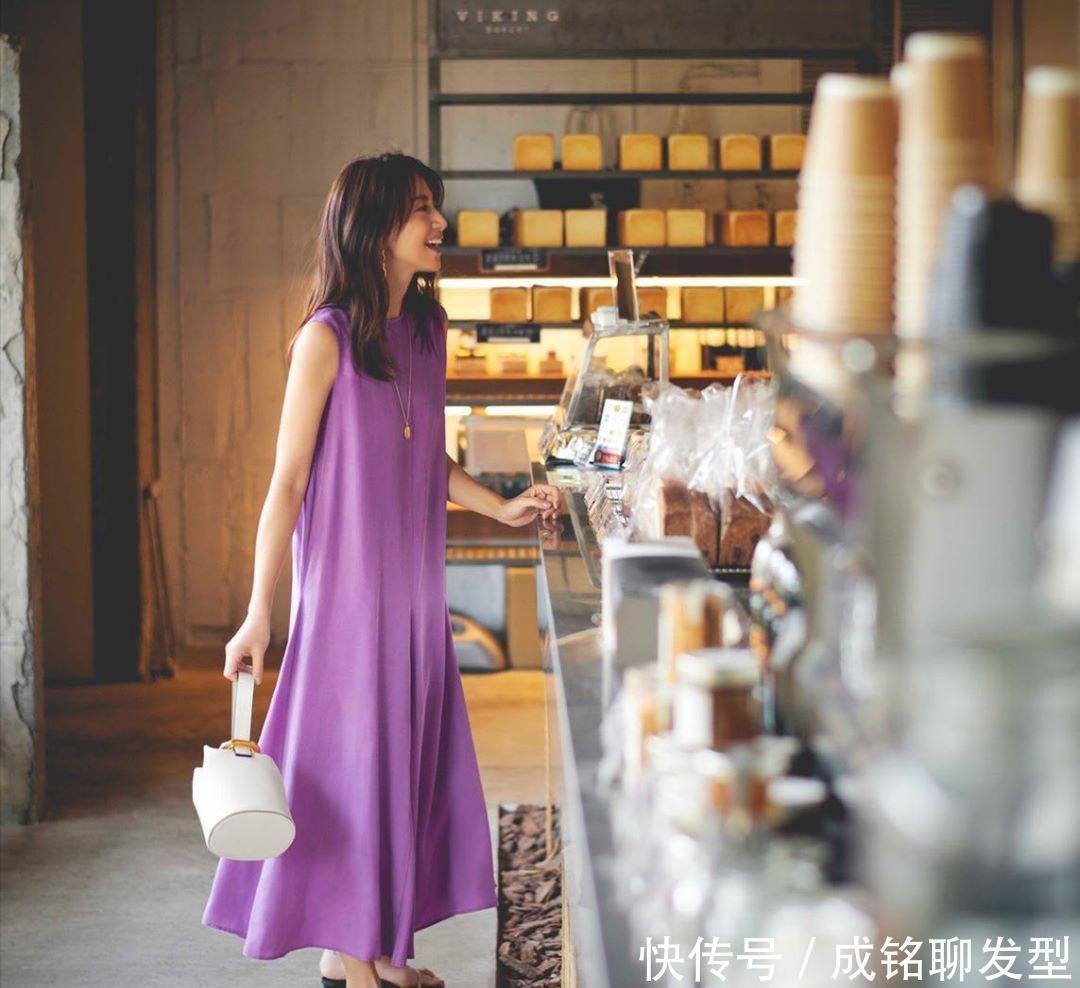 女人|具有成熟韵味的女人，很少穿“黑白灰”，而是用简单色系搭配时装