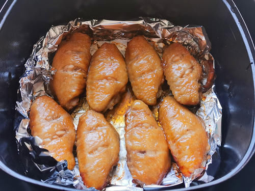 在家烤翅中自配腌料，烤好外焦里嫩香浓入味，真解馋