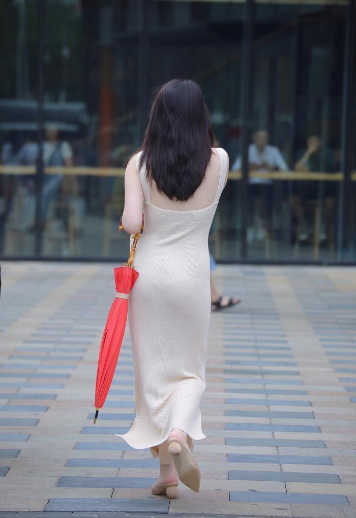 街拍一组美好的气质穿搭,光有背影也就足够了