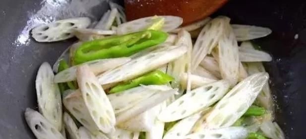 雀斑|聪明女人吃这菜,称“穷人的阿胶”,除去老雀斑,皱纹没了,补血养颜