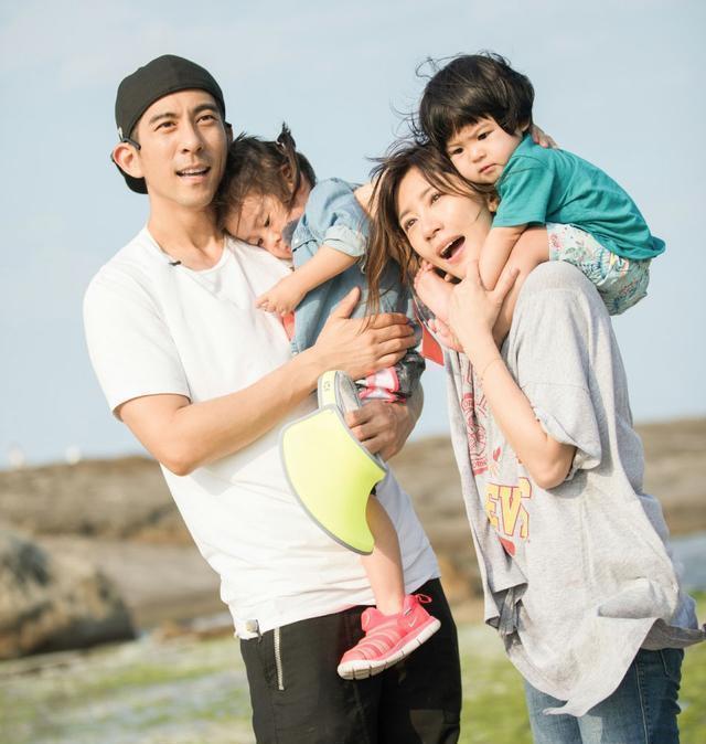 养育|2岁姐姐被3个月大弟弟吵醒,发现妈妈不在后,姐姐的举动让人泪目