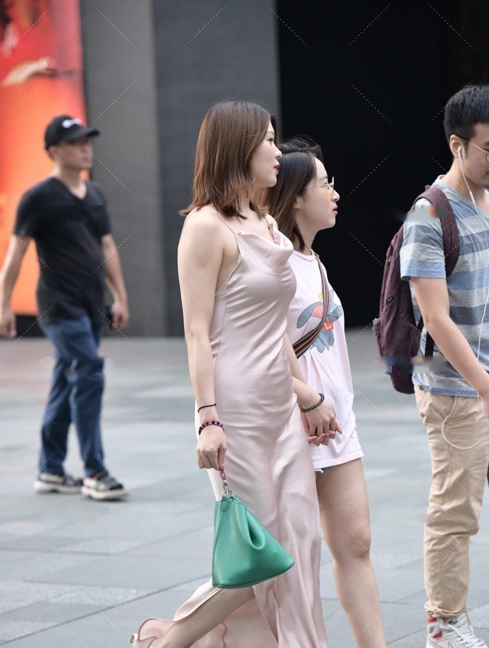 衣服 这位小姐姐不仅衣品强大,而且还特别大胆,堪称女神