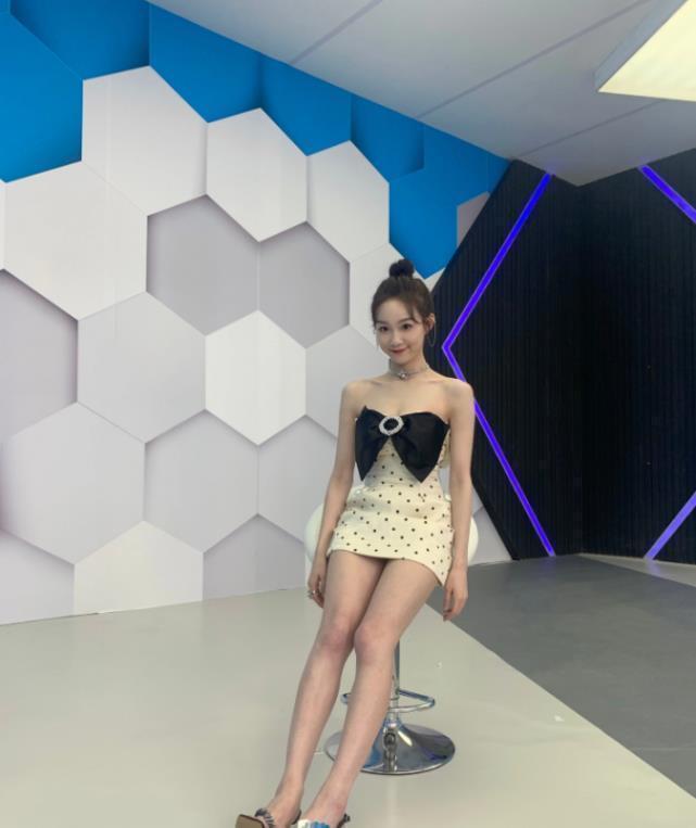 出鏡|李子璇的“綠茶坐”火了, 看她雙腿怎么放, 賊顯腿長