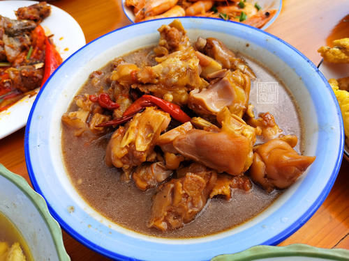 賓客們|參加農(nóng)村二舅60歲壽宴，隨了500元祝壽，18道菜剩大半：不敢恭維