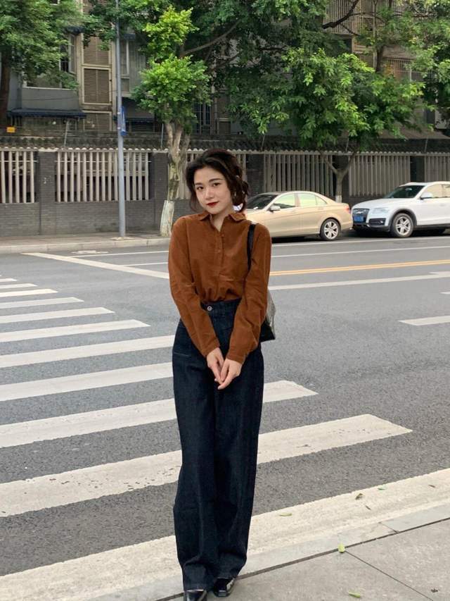 秋冬|普通人也适合穿的风格,棕色衬衫+黑色牛仔裤,保暖又时尚