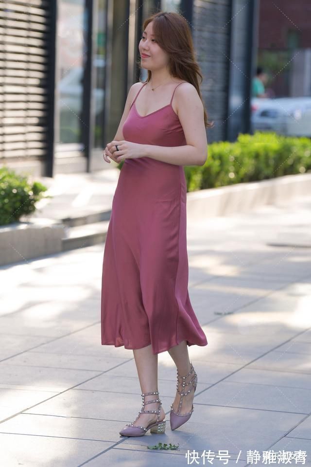 吊带长裙 气质美女穿吊带长裙出行,演绎优雅慵懒的美