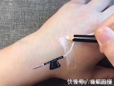 手上输液#小姐姐教你画“手上输液”,简单上手快,网友:怎么扎手腕了?